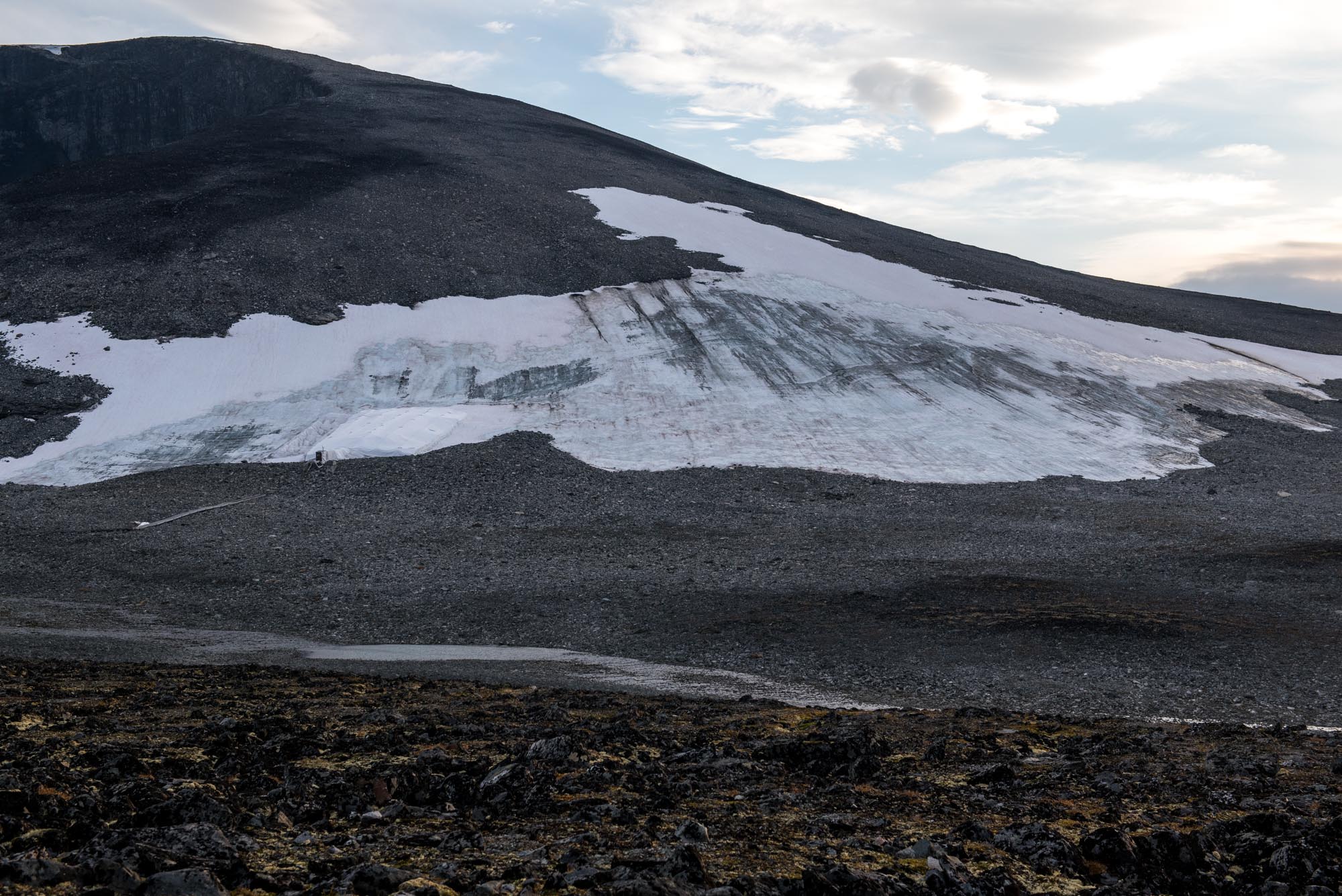 Juvfonne lies on a northeastern slope.