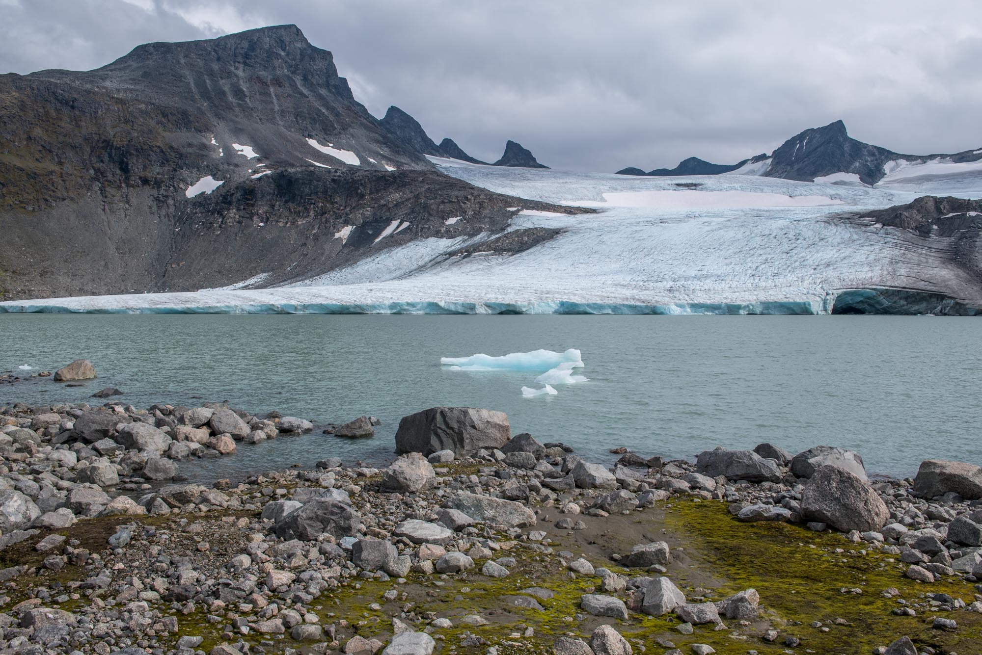 Store Smørstabbtinden (left) with Leirbreen and small icebergs, August 2024.