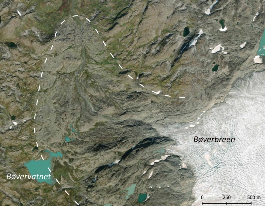 Luchtfoto van de Bøverbreen (2021). Z'n maximale omvang is met een onderbroken lijn aangegeven, toen het Bøvervatnet afgedamd was.