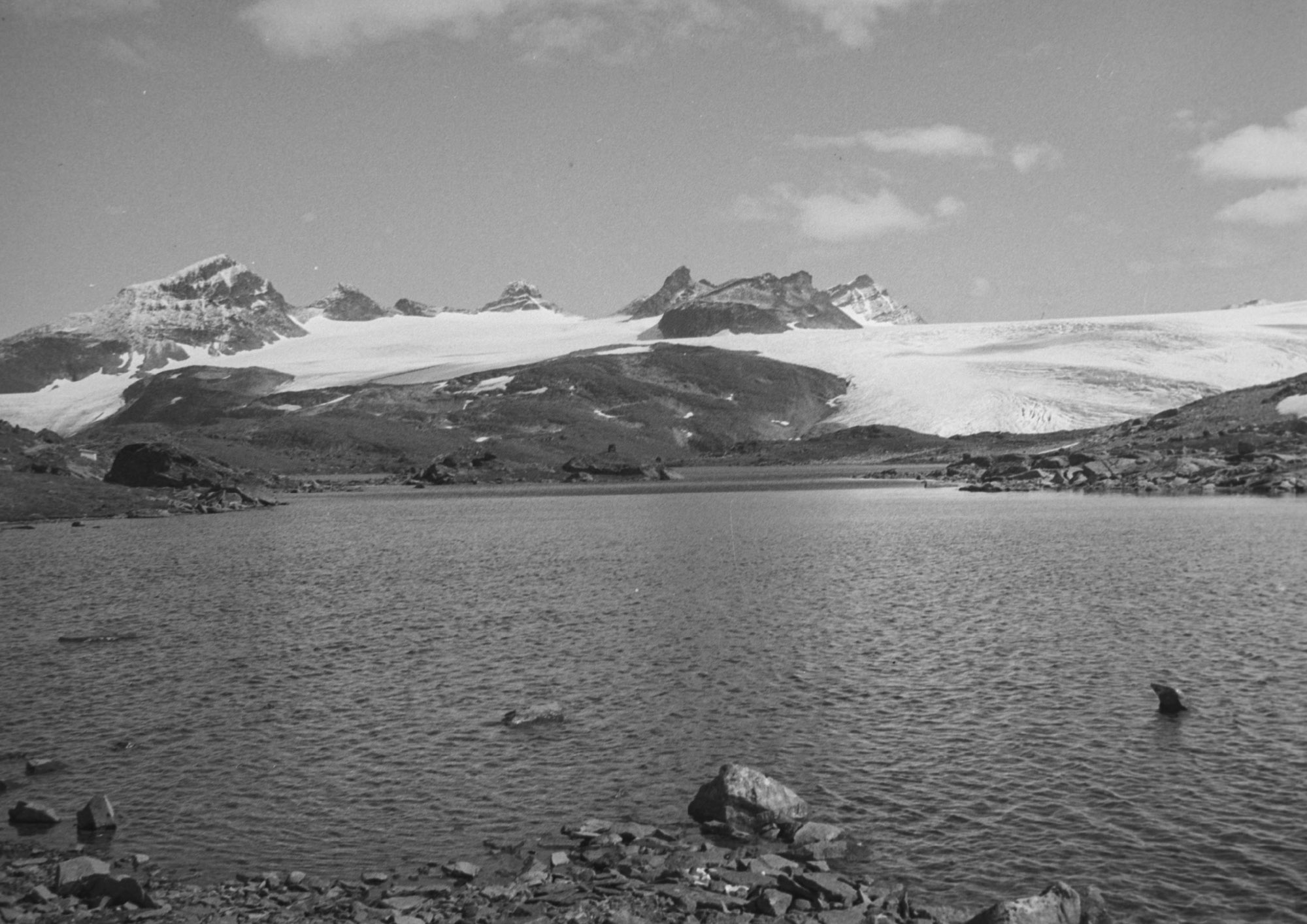 Leirbreen (left) and Bøverbreen in 1938 by Ralph L. Wilson. Source: University of Bergen Library, photo ubb-wil-m-561.