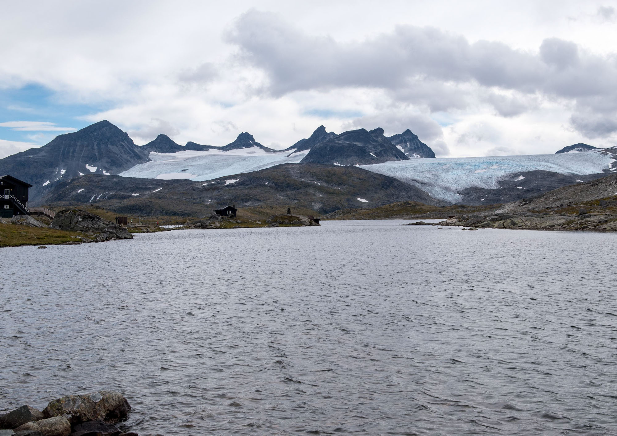 Leirbreen (links) en Bøverbreen in 2024.