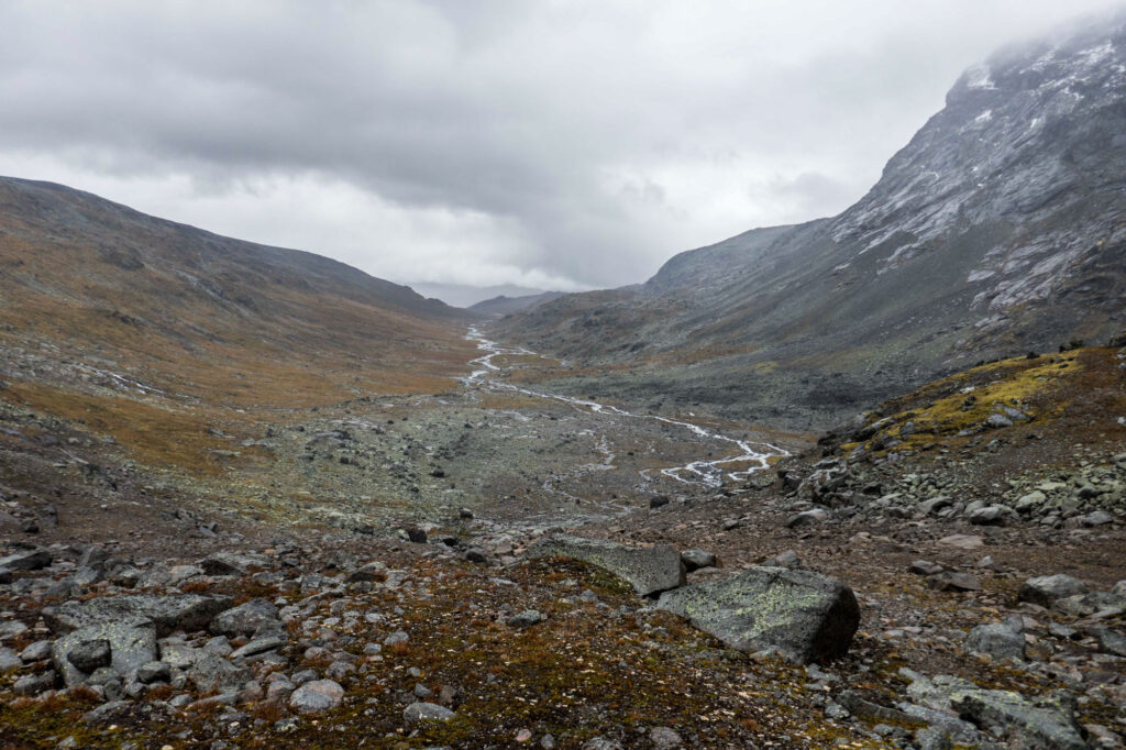 De Leirungsbrean stak verder het Leirungsdalen in. Z'n oude omvang is te herkennen aan de kalere dalbodem.