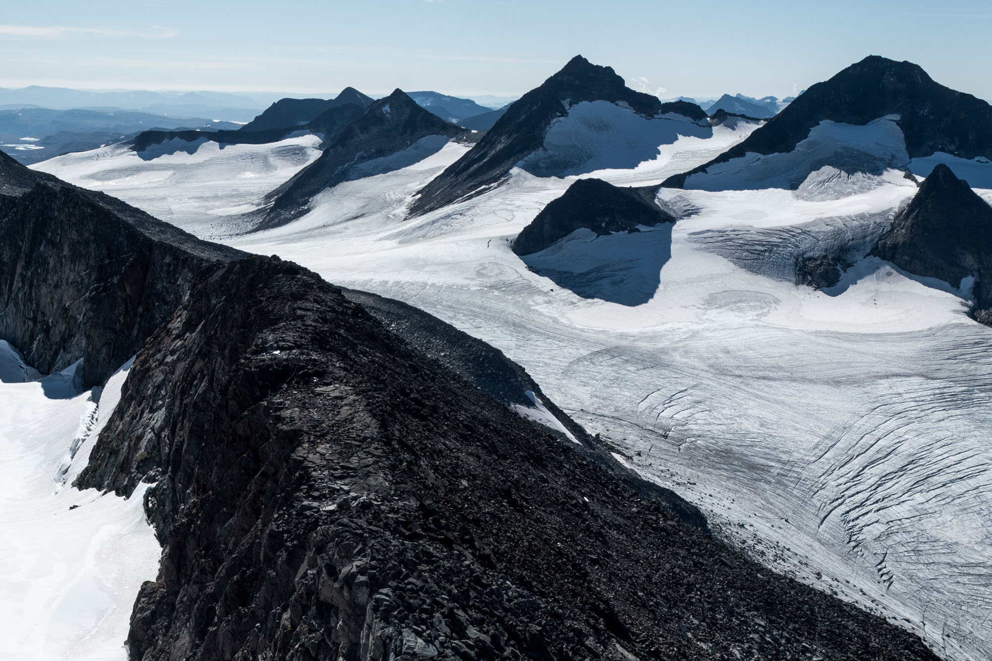 Ice divide between Hellstugubrean (right) and Vestre Memurubrean (left background).