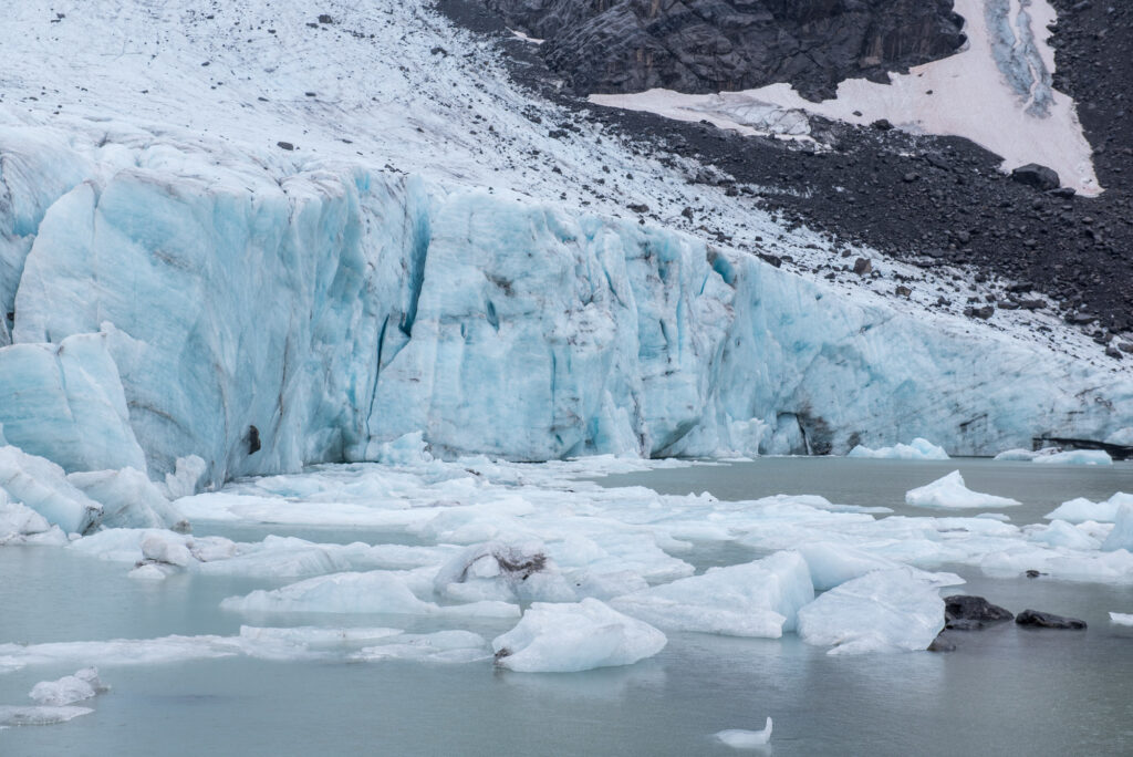 Calving front of Leirungsbrean.