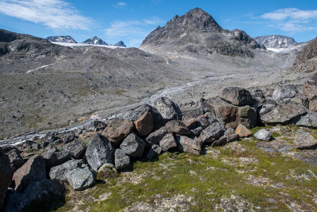 The moraine consists of large boulders. Memurubrean is just visible in the background.