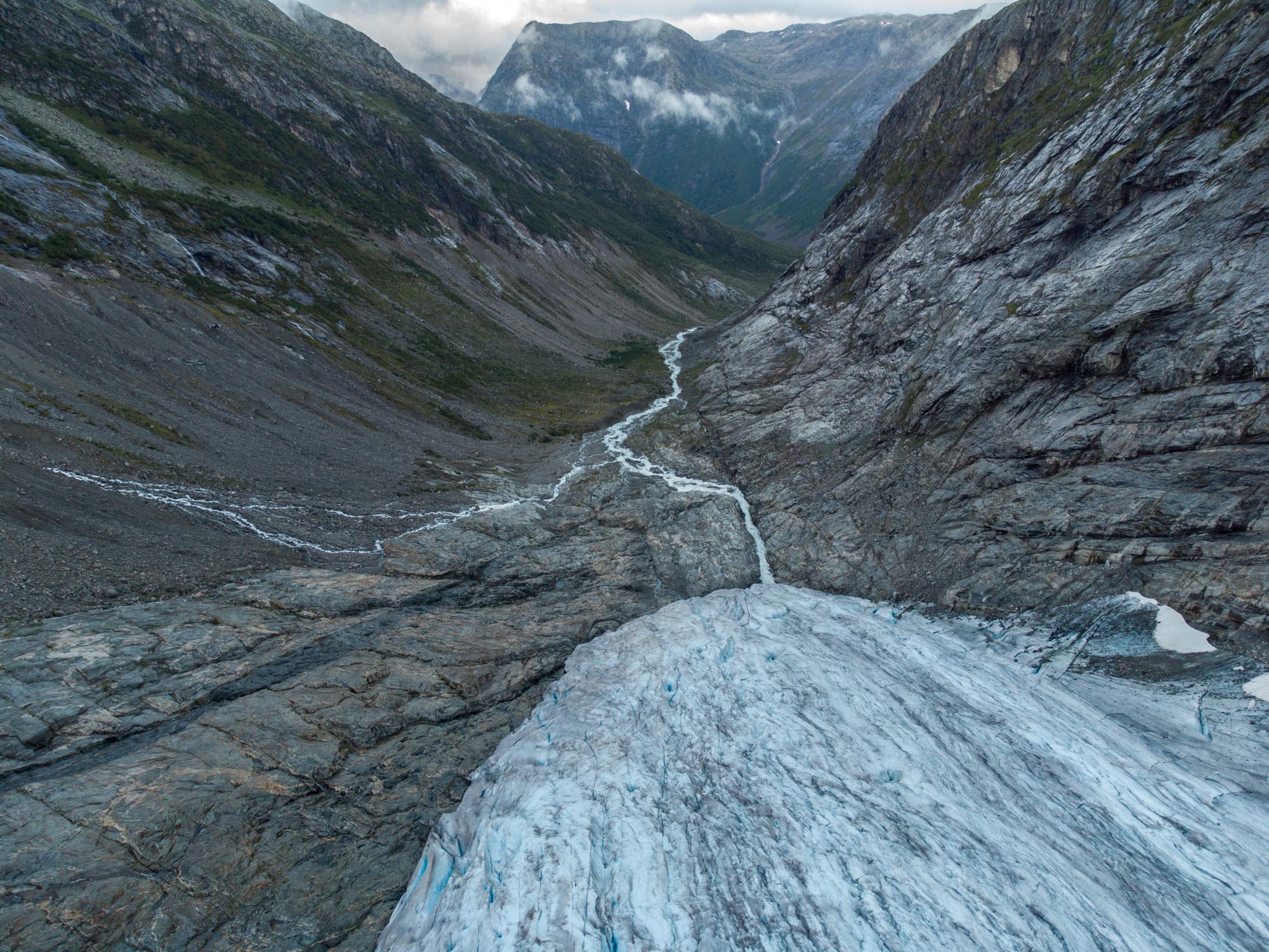 Fåbergstølsdalen with eroding moraine to the left.