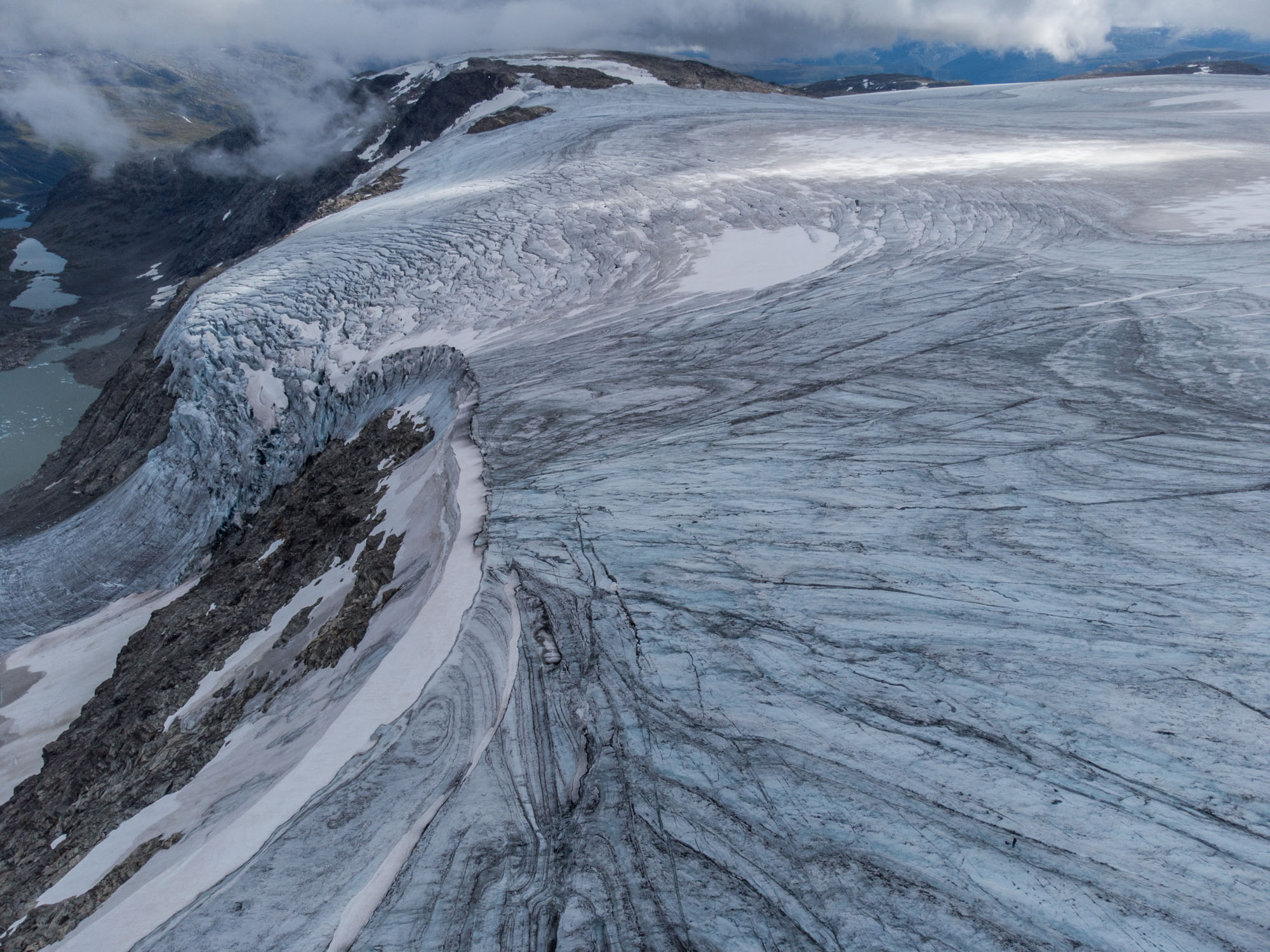 Spørteggbreen is an plateau glacier with a few steep arms.