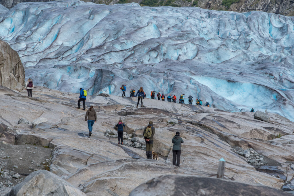 Bezoekers bij de Nigardsbreen, augustus 2024.