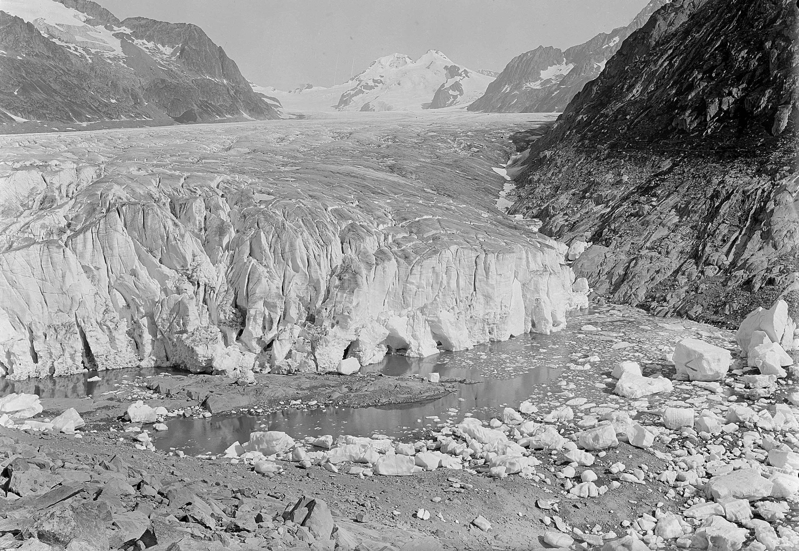 Märjelensee in 1908-1913. Photographer: Otto Lütschg, Library ETH Zürich photo Hs_1458-GK-B005-1908-0067-F.