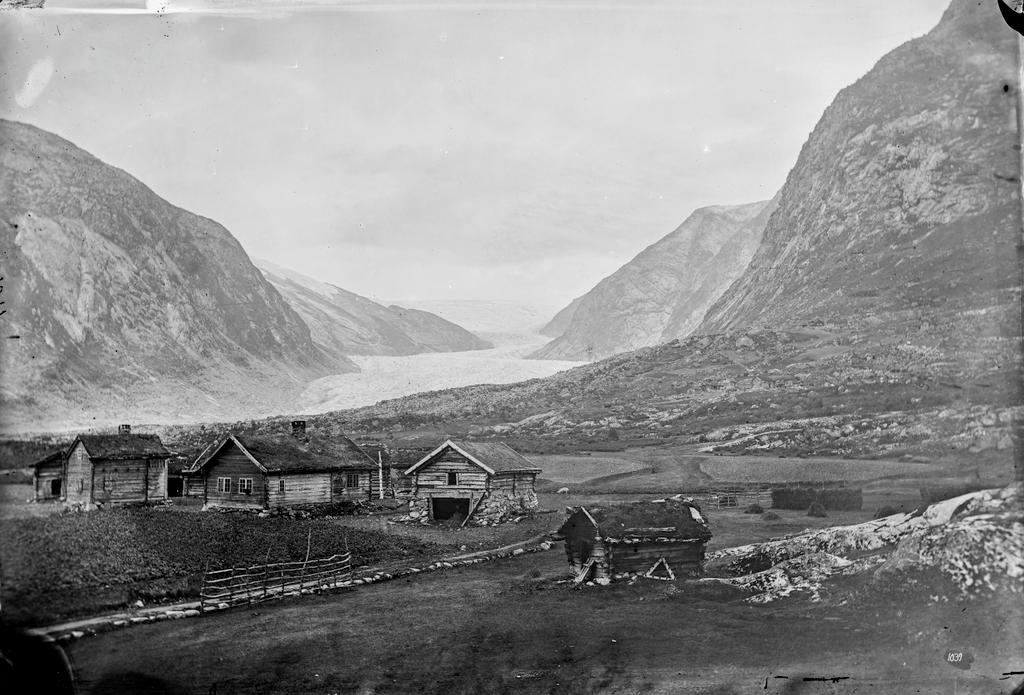 Elvekrok farm in front of Nigardsbreen in 1872-1875 by Knud Knudsen, University of Bergen Library ubb-kk-1318-1039.