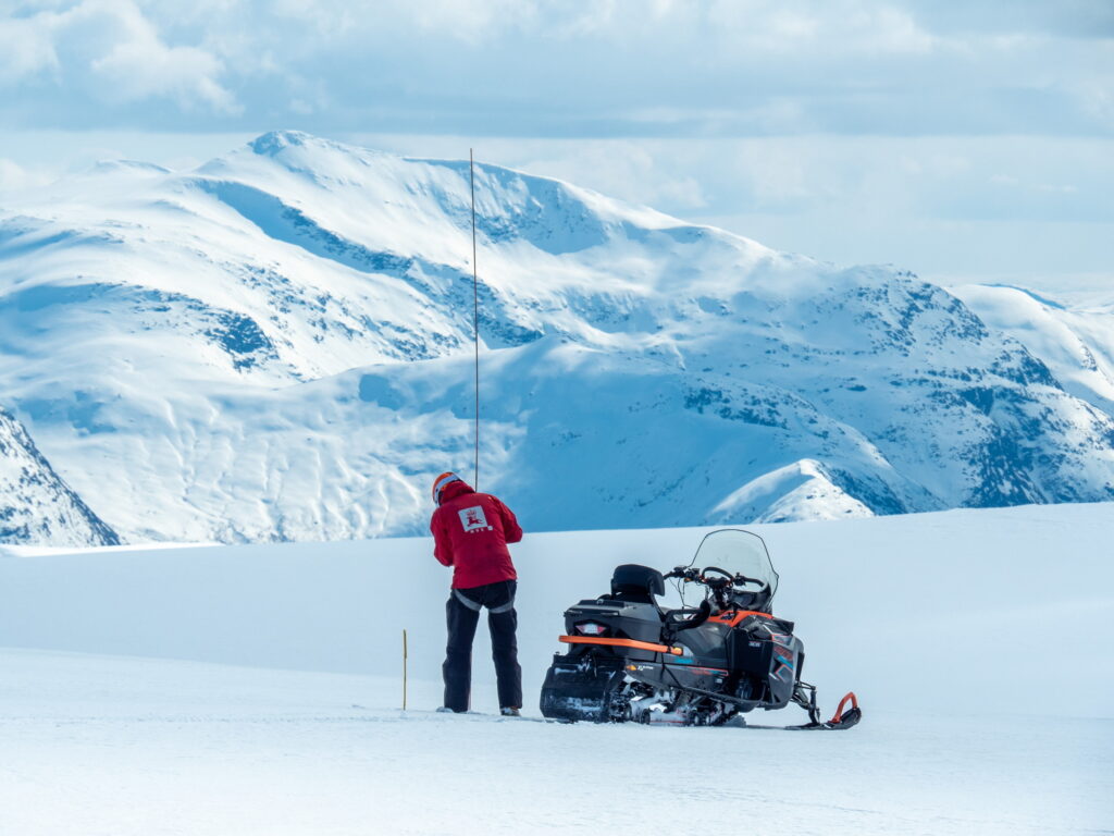 Measuring snow cover at Nigardsbreen in 2021. NVE Fotostrøm P4291215.