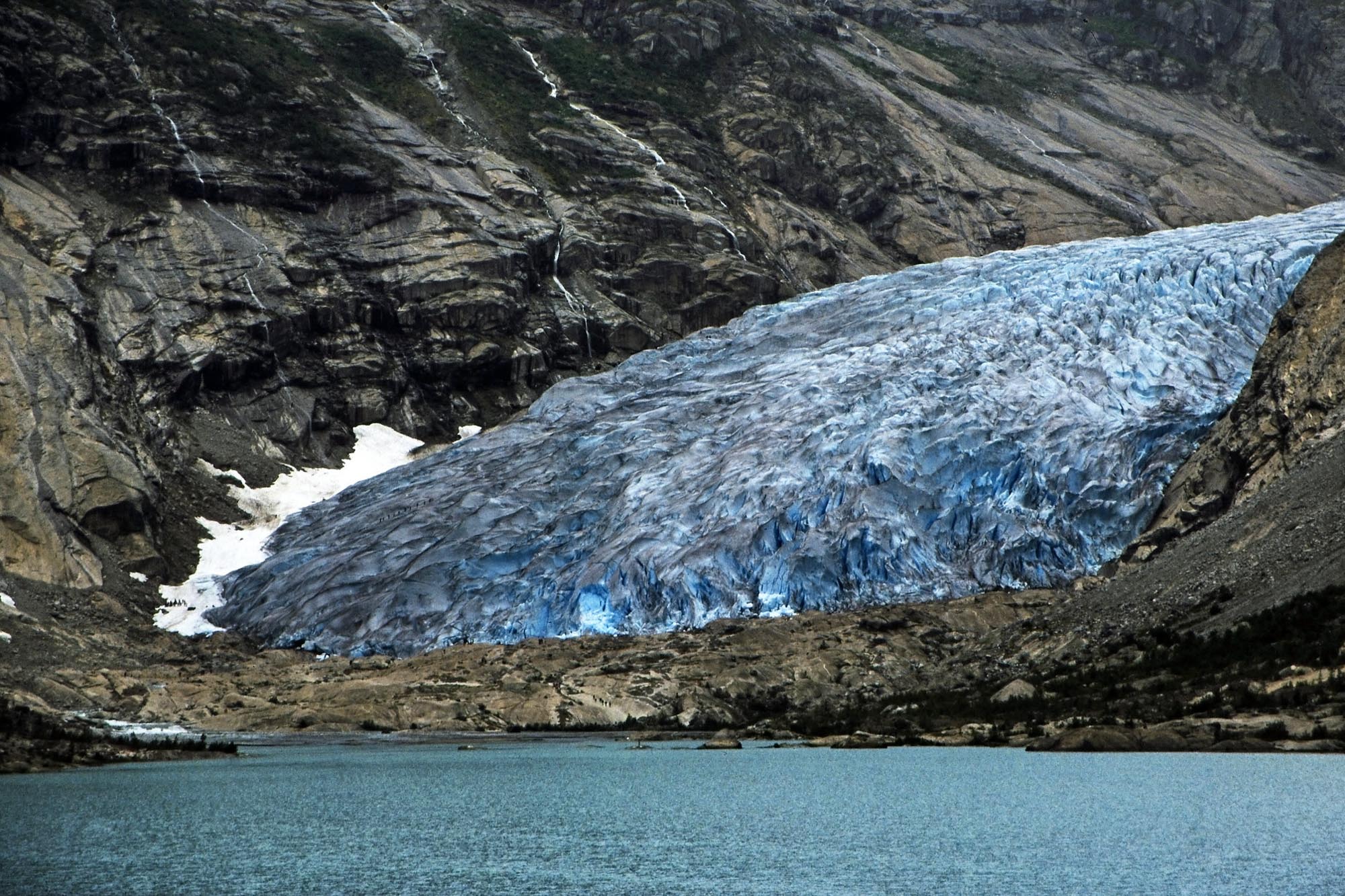 Nigardsbreen above Nigardsbrevatnet in 1998 by Rudiger Stehn via Flickr.