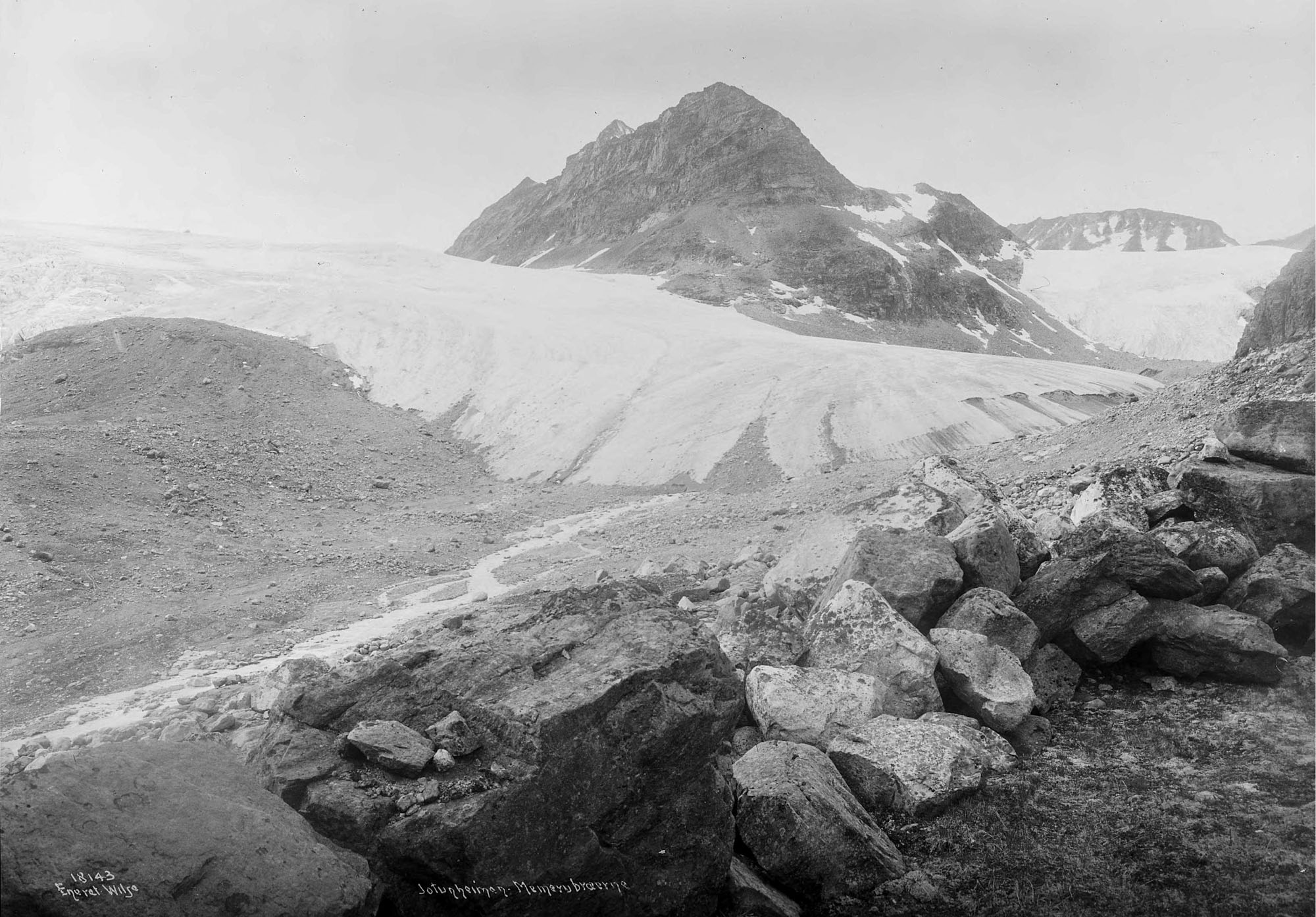 Memurubrean in 1916. Source: National Library of Norway URN_NBN_no-nb_foto_NF_W_18143_A.