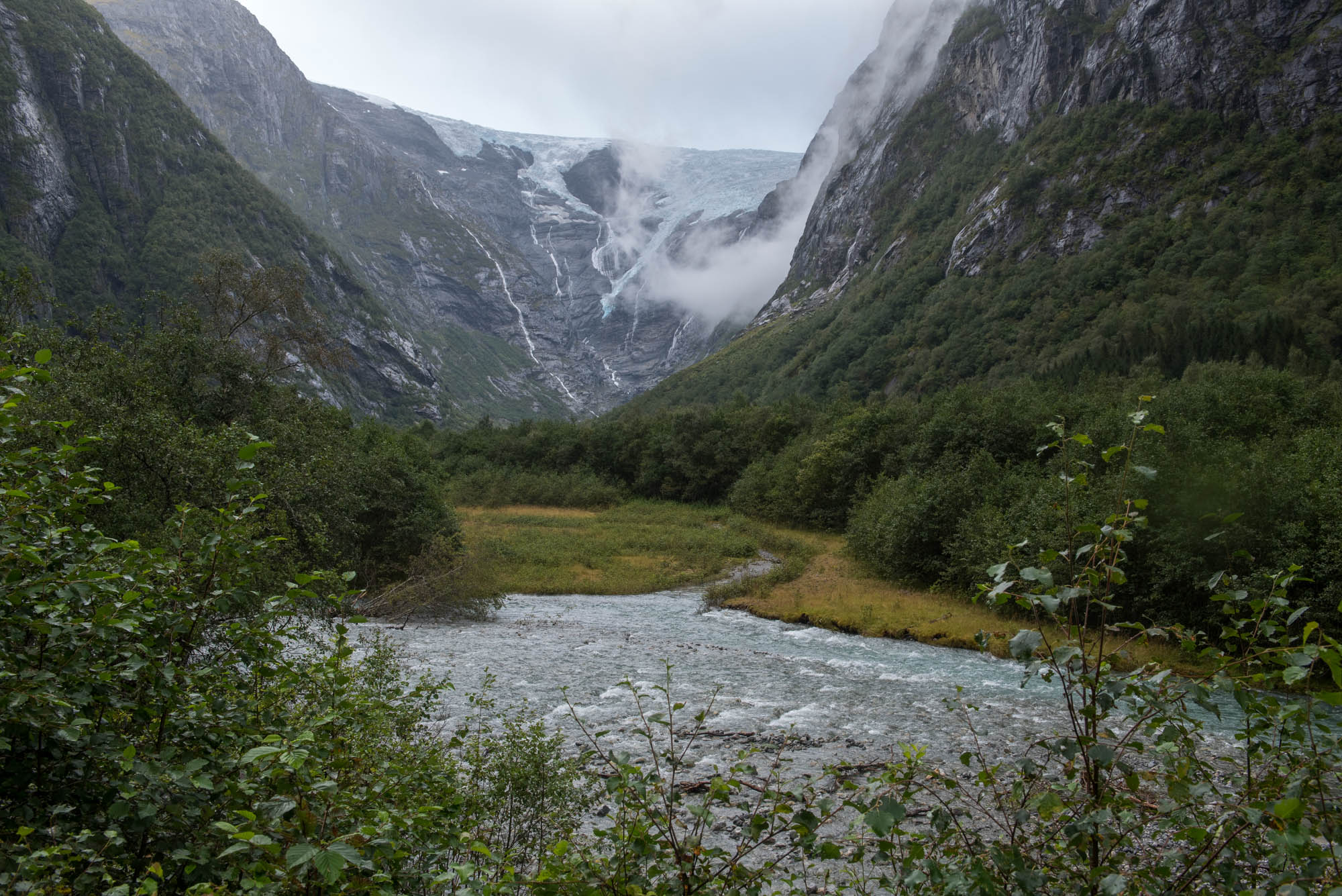 De ijsval van de Kjenndalsbreen hoog boven het dal.