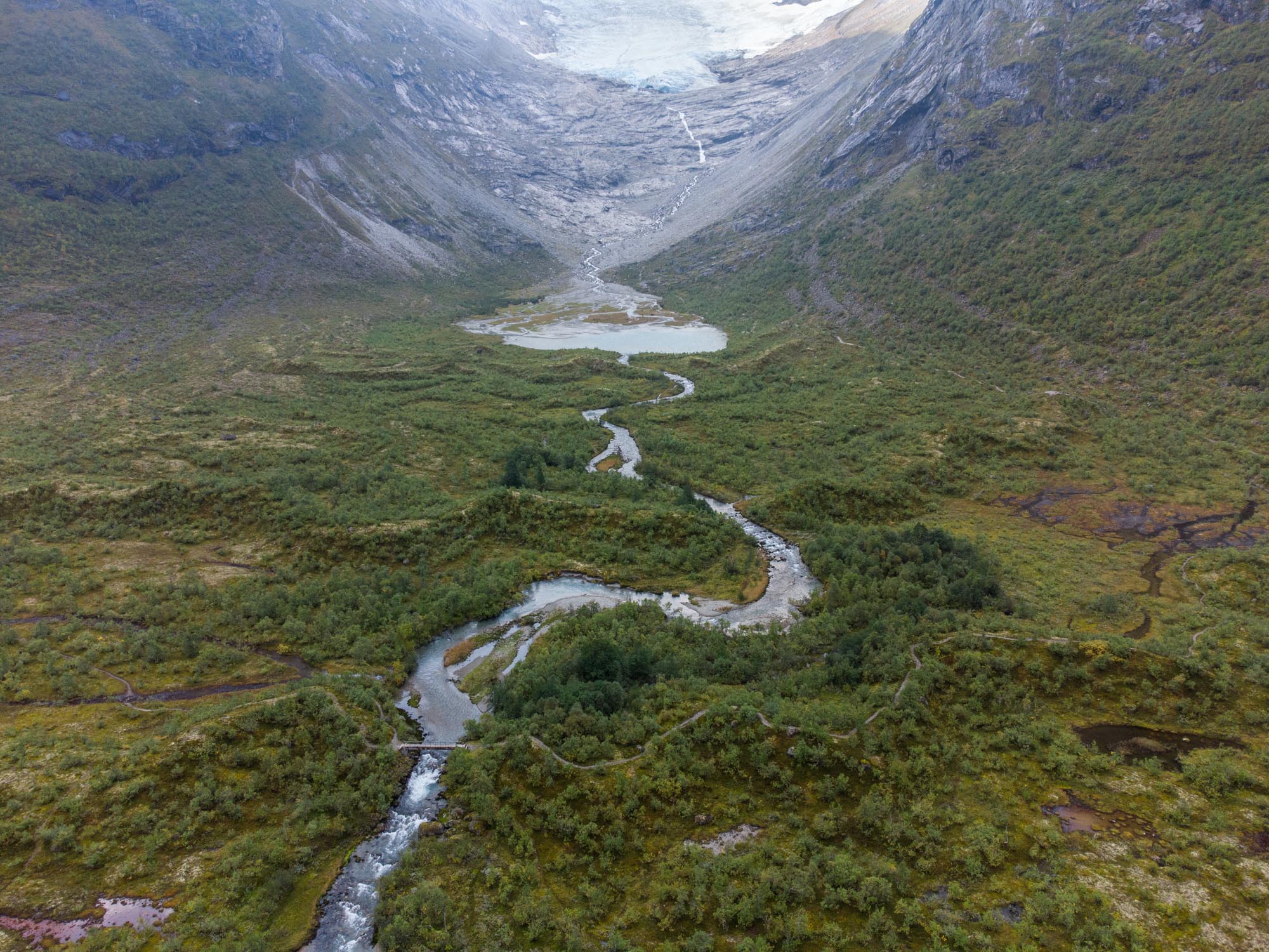 Zaagtandmorene met pad in het voorland van de Bødalsbreen (dronefoto).