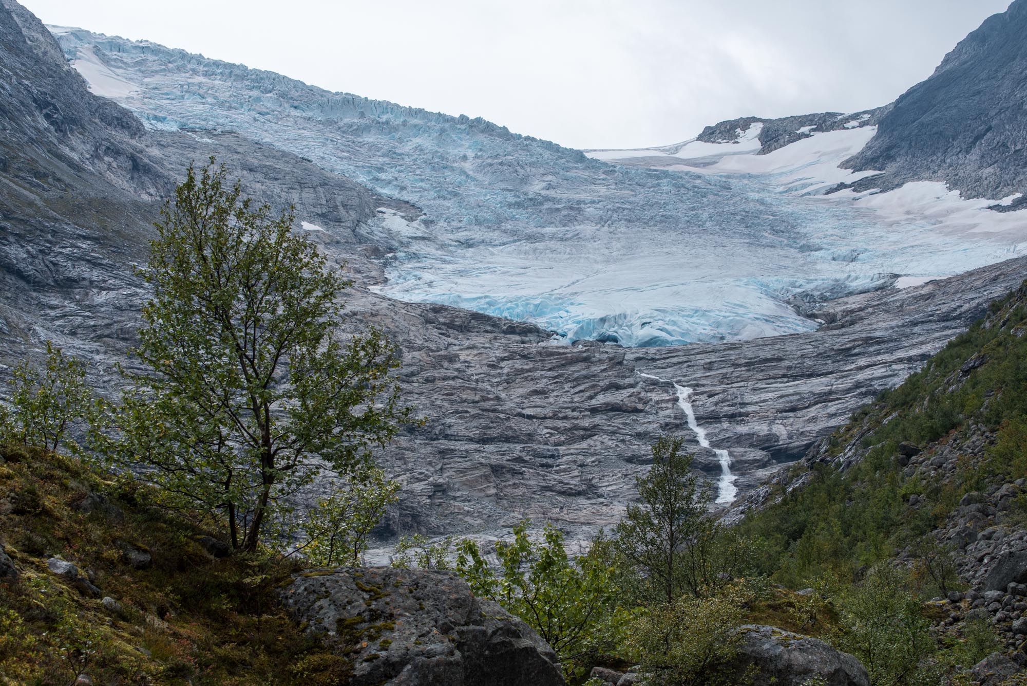 De Bødalsbreen ligt hoog boven het dal.