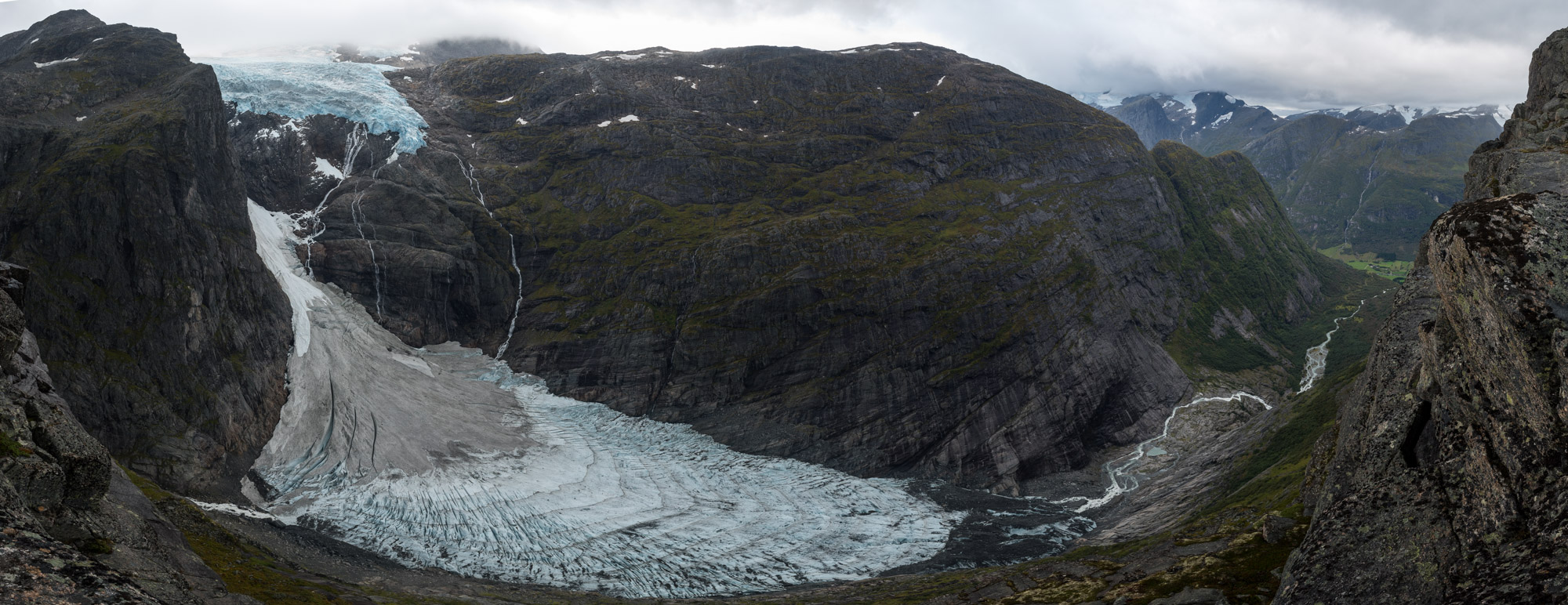 Panorama van de Brenndalsbreen vanaf de Flatefjellet.