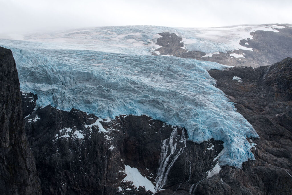 Ice cliff seen from Flatefjellet.