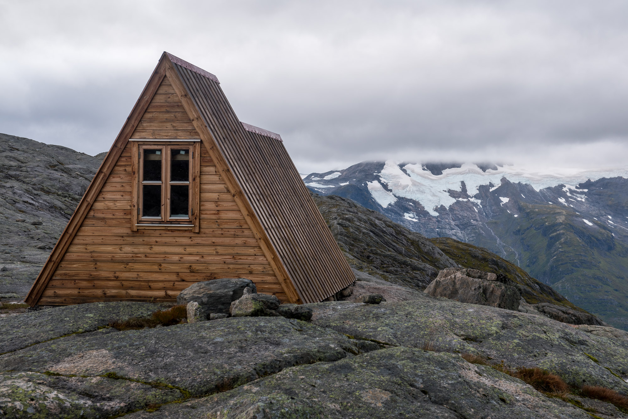 Flatsteinbu on the north side of Flatefjellet.