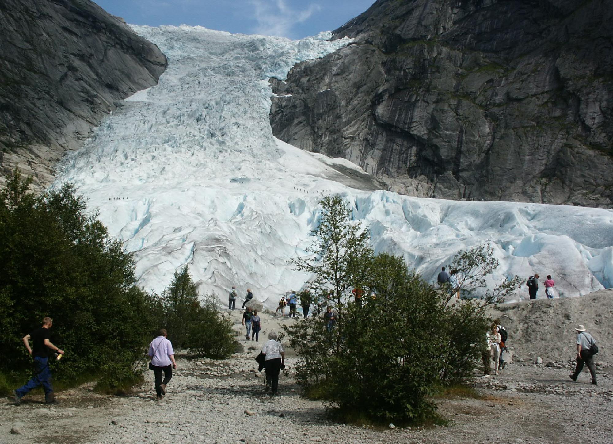 Briksdalsbreen in 2002 by Clemens Gilles via Flickr.