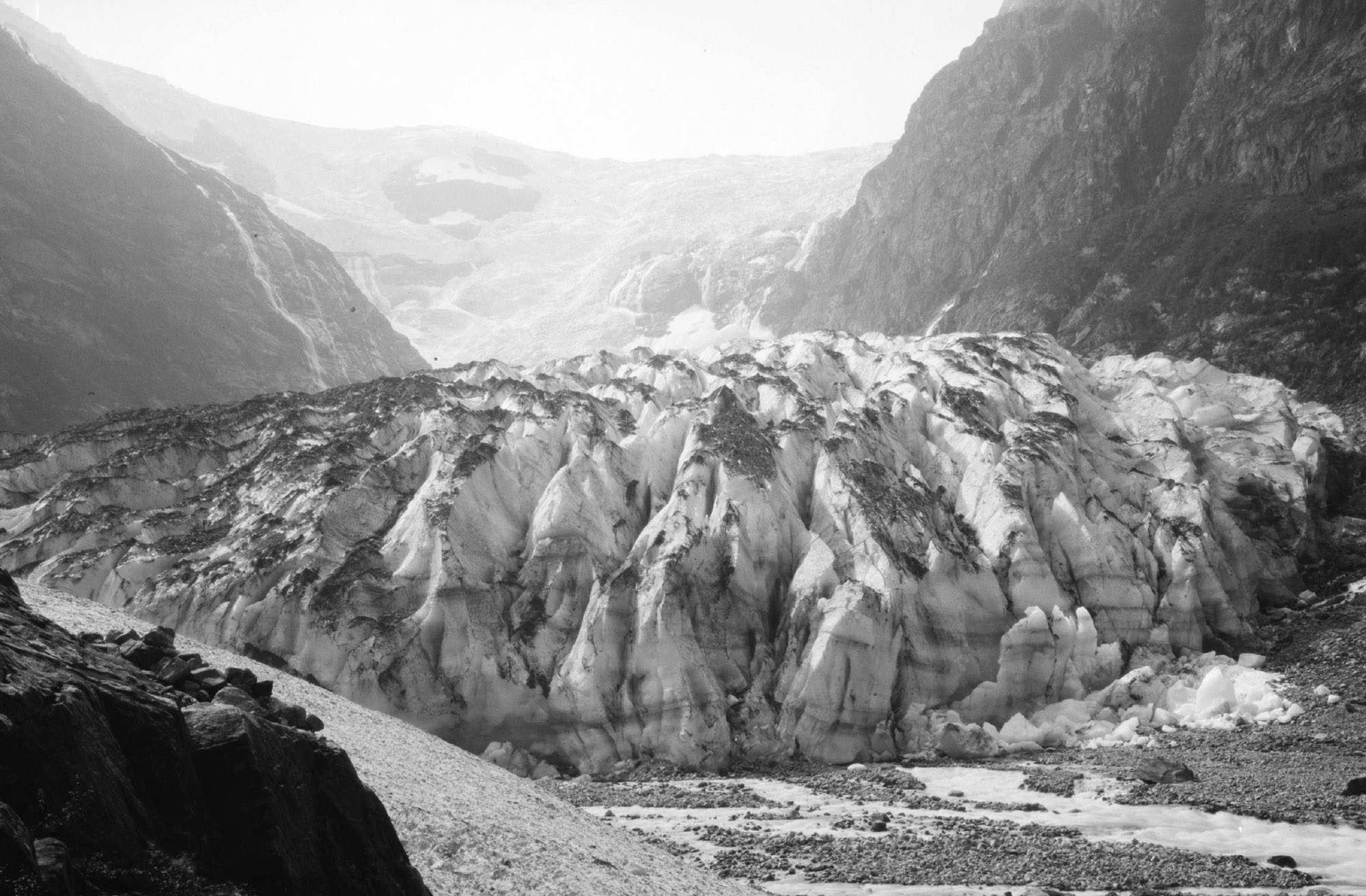 Kjenndalsbreen 1900-1940 by Nasjonalbiblioteket URN_NBN_no-nb_digifoto_20170306_00120_NB_MIT_ENR_06617