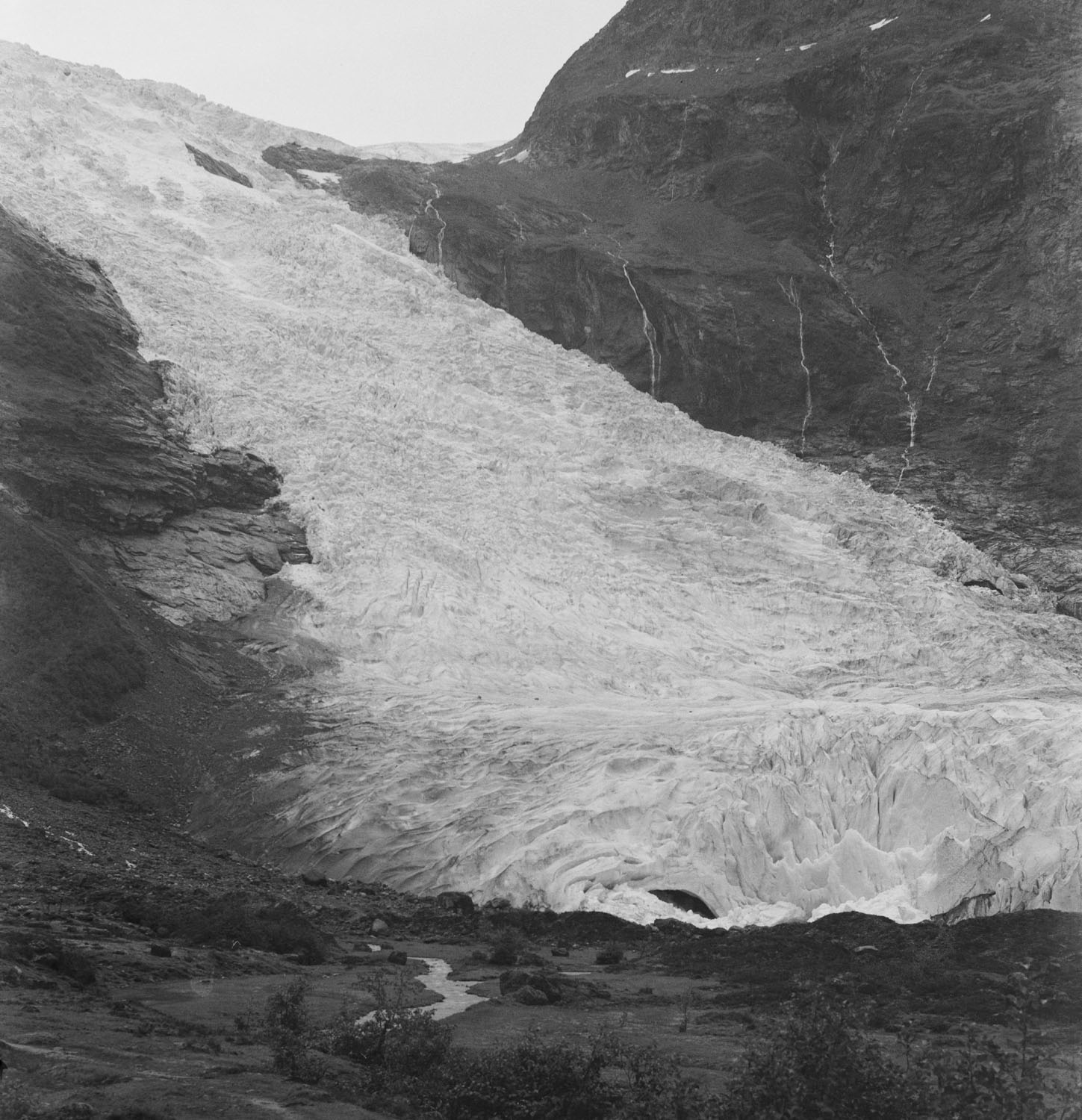 Bøyabreen Rephoto I 1930-1935 by Atelier K. Knudsen, University of Bergen Library ubb-kk-pk-2884.