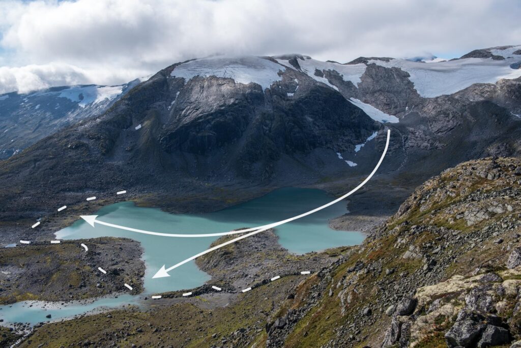 Flatebreen flowed from Kvannefjellet to Oldeskaret and deposited an end moraine (dashed line).