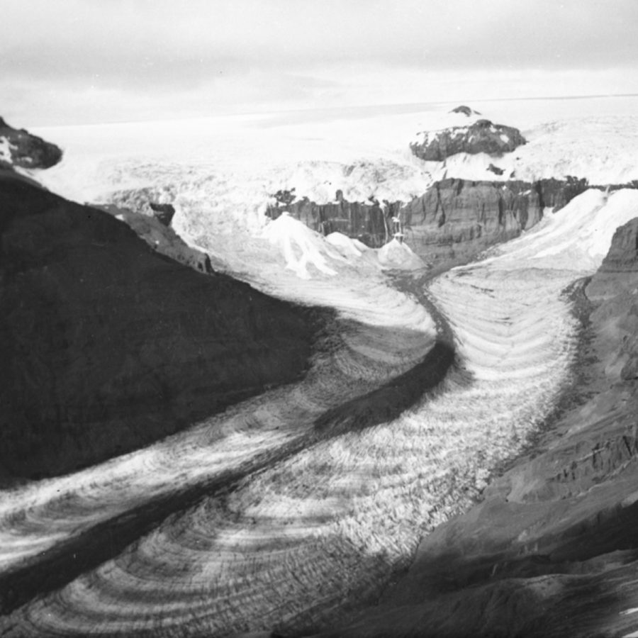 Morsárjökull met ogieven in 1942. Fotograaf: Ingolfur Isolfsson, Nationaal Museum IJsland.