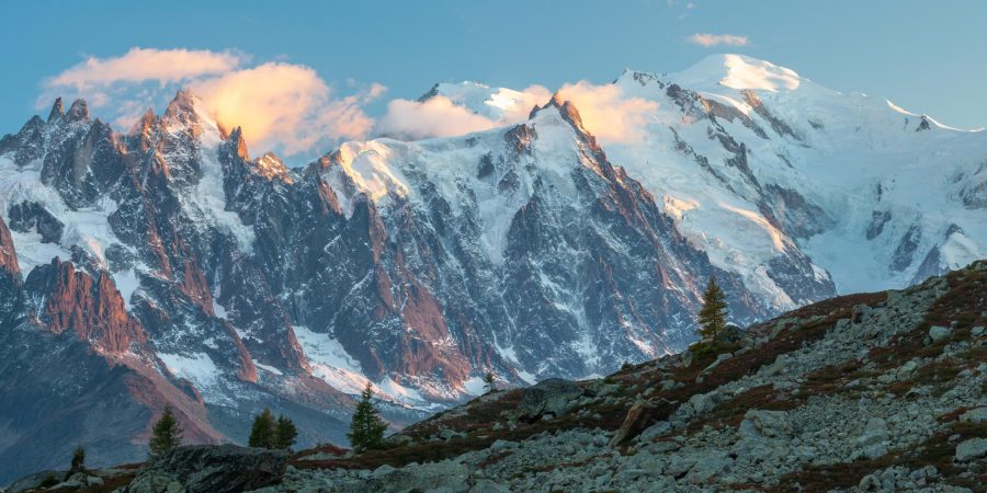 Mont Blancmassief bij zonsondergang.