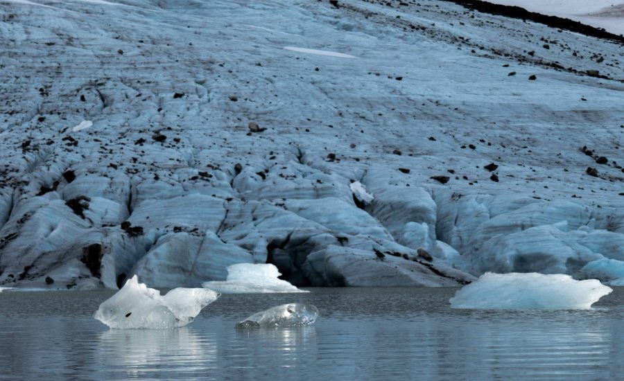 IJsbergen in het meer voor de Styggedalsbreen, juli 2020.