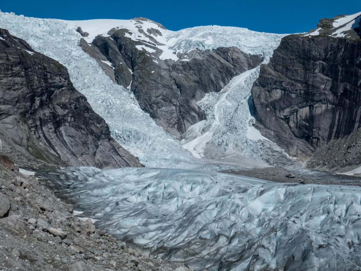 Steile delen stromen sneller. Austerdalsbreen, Noorwegen.