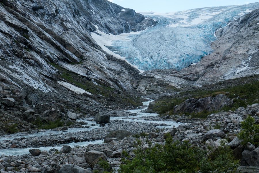 Fåbergstolsbreen from a distance.