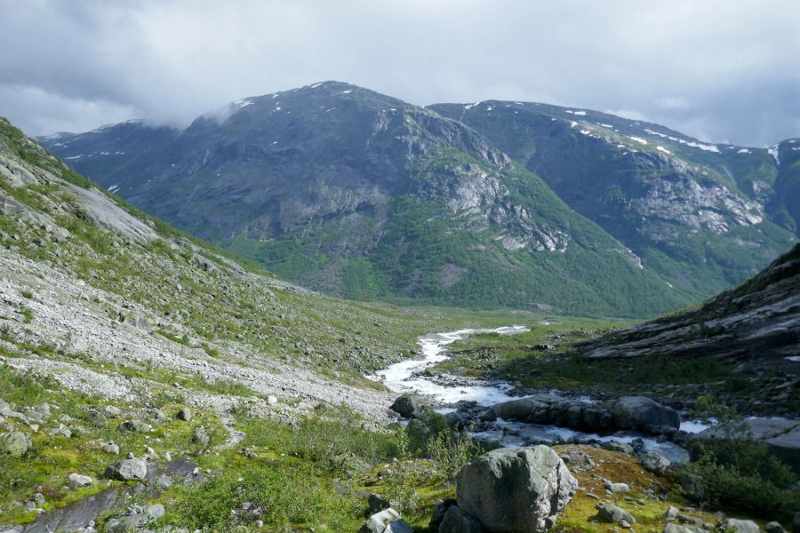 The glacier filled the entire valley and blocked Jostedalen down below.