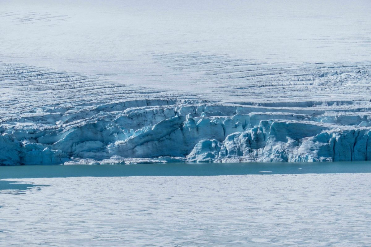 De afkalvende Austdalsbreen boven het deels bevroren Austdalsvatnet, augustus 2020.