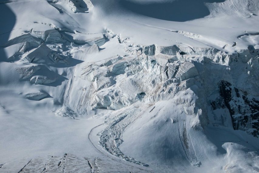 Blokken firn en ijs vallen van de Nadelgraat, september 2020.