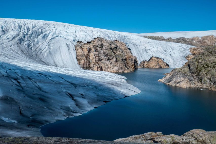 Blomstølskardsbreen eindigt in meren, augustus 2021.