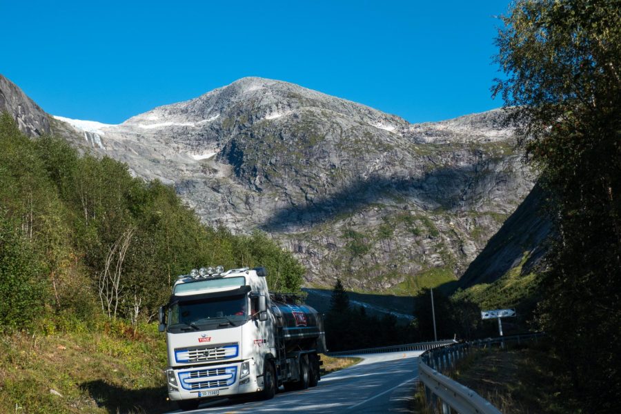 Traffic rushes over route E5 alongside Lunde. The steep path goed op the slopes in the background.