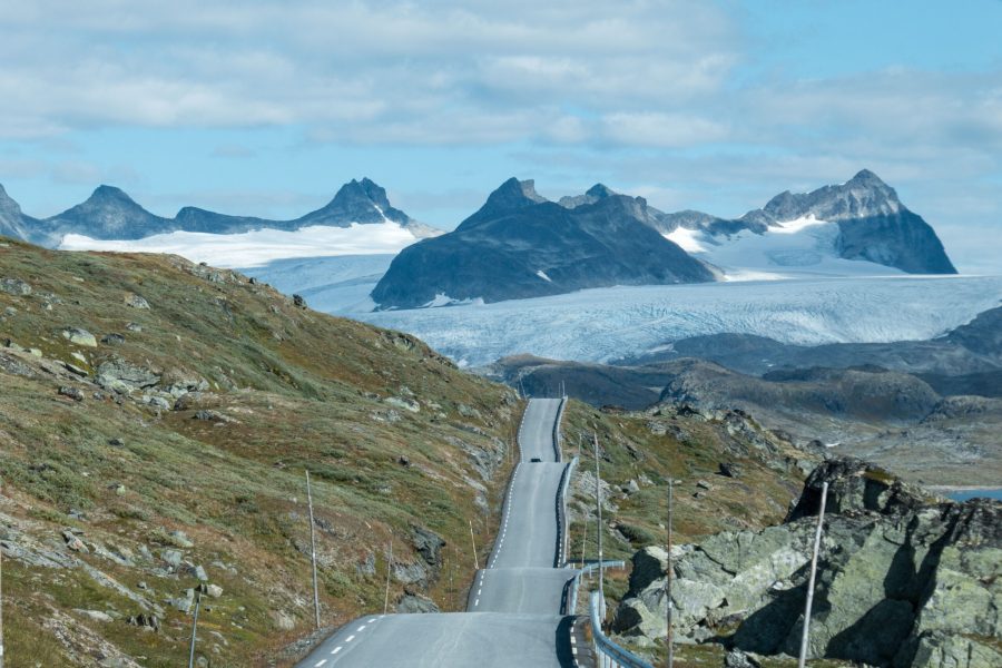 De Sognefjellsvegen met de Leirbreen (links) en de Bøverbreen.