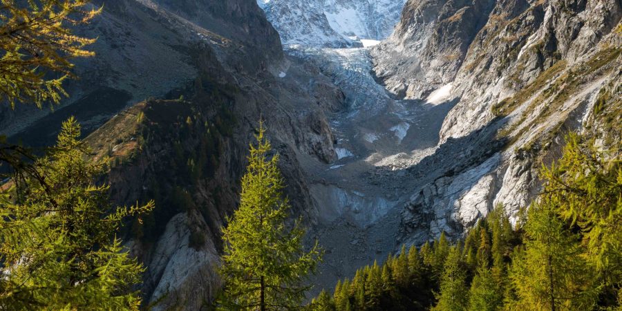 Het lagere deel van de Glacier de Saleinaz ligt in een kloof.