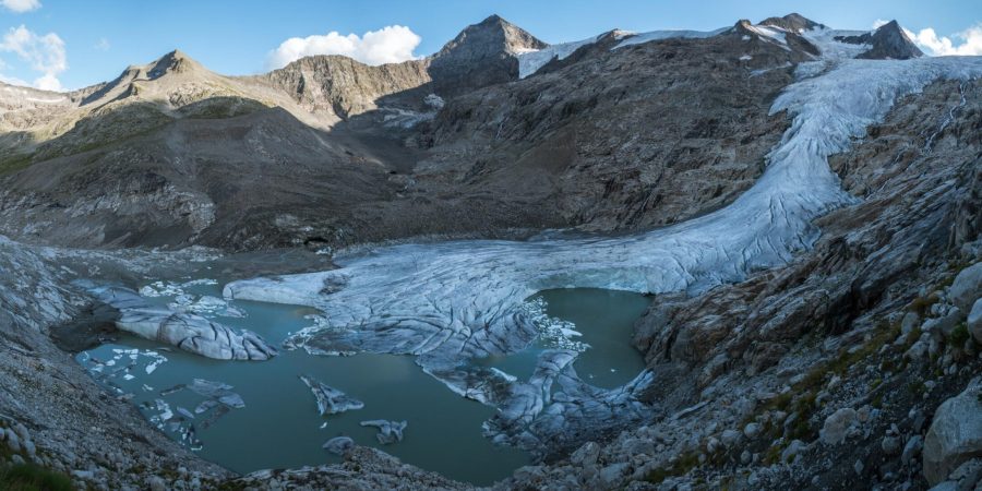 De Schlatenkees reikt met een dunne ijsval in een gletsjermeer, augustus 2022.