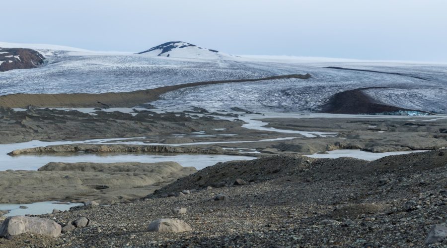 De middenmorenes op de - al lang niet meer surgende - Eyjabakkajökull, juni 2023.