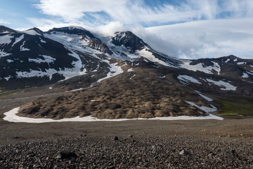 De Dökkurðarjökull (links) en Ljósurðarjökull aan de noordwestkant van de Snæfell, juni 2023. Op de voorgrond de morene.