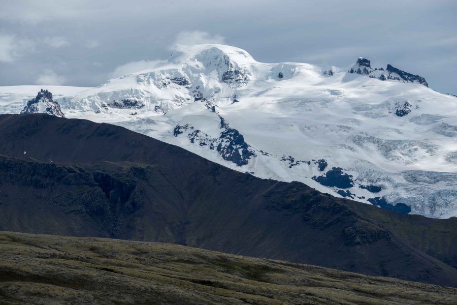 Sneeuwmagneet Hvannadalshnjúkur in juni 2023, met 2108 meter de hoogte top op de kraterrand van Öræfajökull.