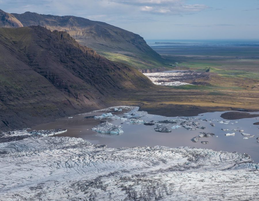 De Skaftafellsjökull (voorgrond) en de Svínafellsjökull liggen nu ver uit elkaar. Ertussenin de Hafrafell.