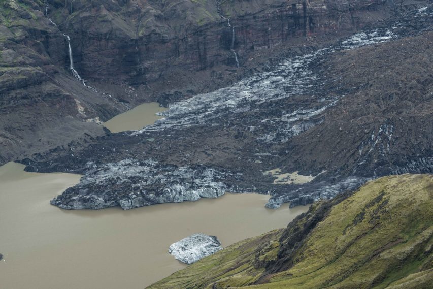 De tong van de Morsárjökull in het meer gezien vanaf de Kristínartindar, juni 2023.