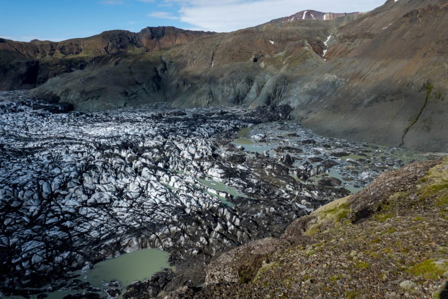 Tussen de gletsjer en de bergen liggen meren, juni 2023.