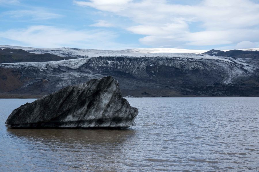 IJsberg in het meer met Sandfellsjökull op de achtergrond, juli 2023.