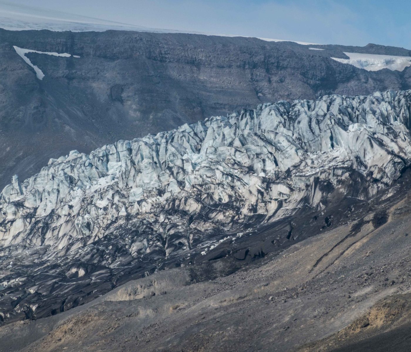 De Norðurjökull schraapt over de rotsen, juli 2023.