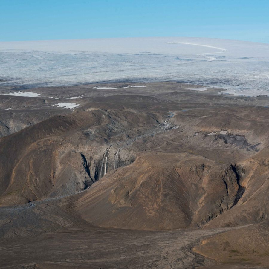 Langjökull met bovenop de weg naar de ijsgrot, juli 2023.