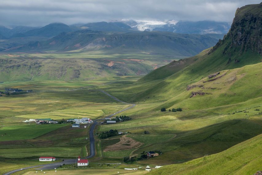 Uitzicht vanaf Gyldarhóll op de Hafursárjökull bij bewolkt weer, augustus 2023. Het kerkje op de voorgrond is de Reyniskirkja.
